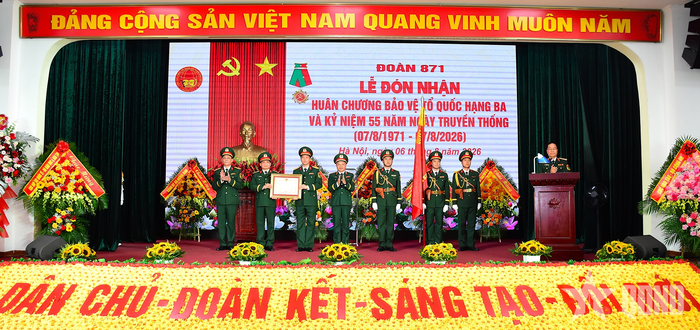  Thừa ủy quyền của Chủ tịch nước, Thượng tướng Lê Quang Minh trao Huân chương Bảo vệ Tổ quốc hạng Ba tặng Đoàn 871. 