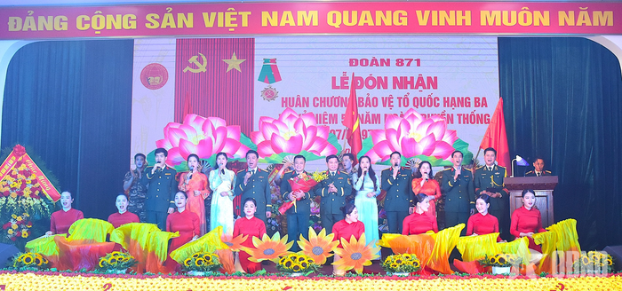 Văn nghệ chào mừng buổi lễ.