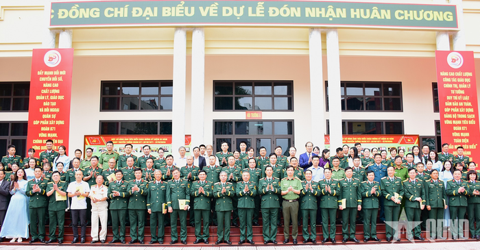 Các đại biểu chụp ảnh chung.