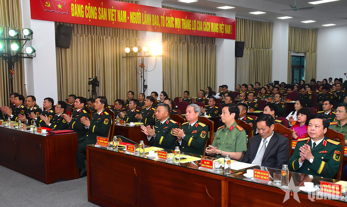 Các đại biểu dự buổi lễ.
