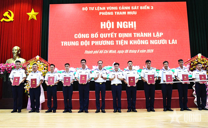 Đại tá Lê Văn Tú trao quyết định nhân sự của Trung đội Phương tiện không người lái. 