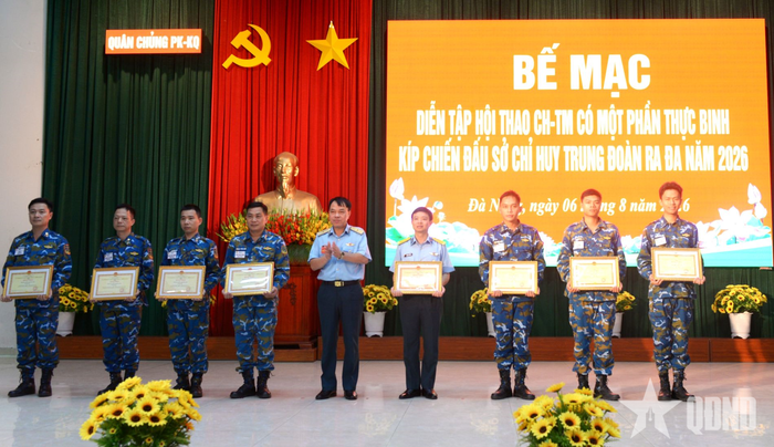  Thiếu tướng Vũ Đại Dương trao thưởng tặng các đơn vị đạt thành tích cao tại diễn tập hội thao. 