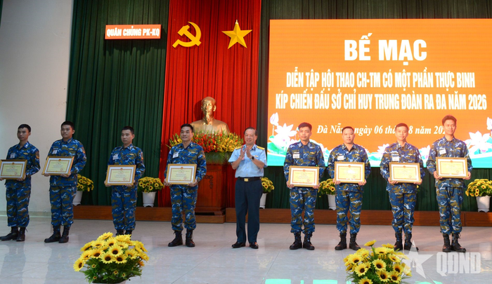  Ban tổ chức trao thưởng tặng các cá nhân đạt thành tích cao tại diễn tập hội thao. 