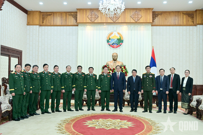  Thủ tướng Chính phủ Lào Sonexay Siphandone và Đại tướng Nguyễn Trọng Nghĩa cùng các đại biểu.