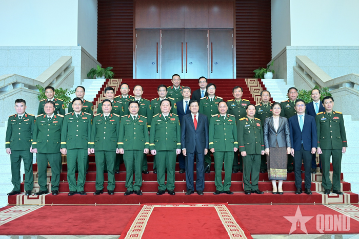 Tổng Bí thư, Chủ tịch nước Lào Thongloun Sisoulith cùng Đại tướng Nguyễn Trọng Nghĩa và các đại biểu. 