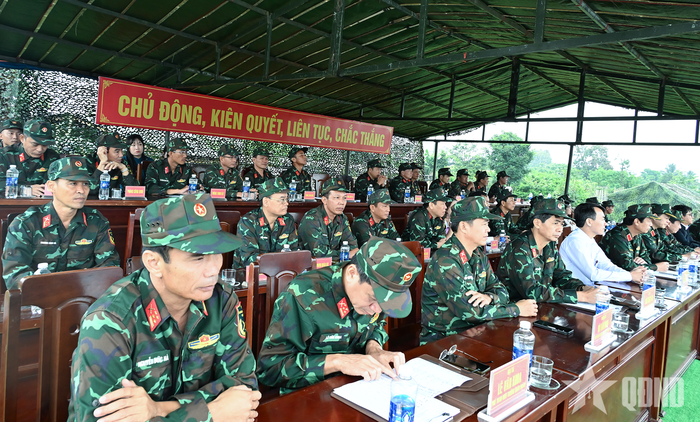 Các đại biểu tham quan diễn tập. 