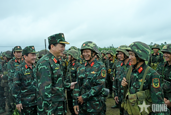 Trung tướng Đào Tuấn Anh và các đồng chí lãnh đạo Quân đoàn 34 động viên quân nhân tham gia diễn tập. 