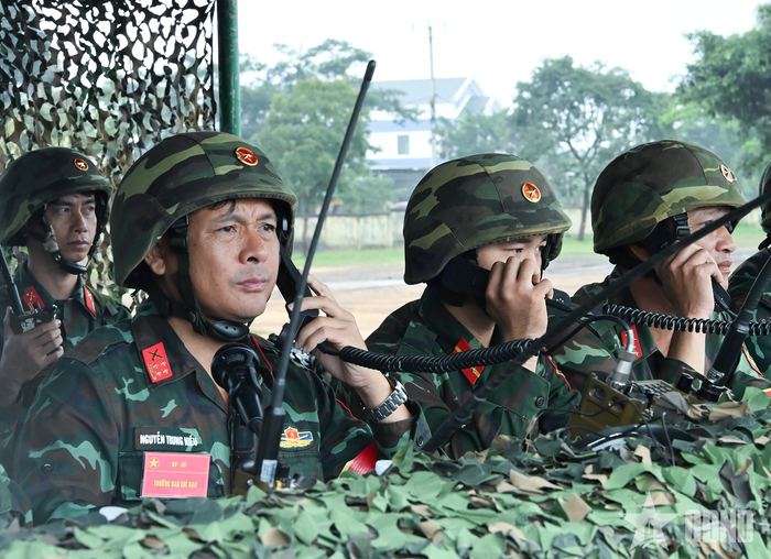 Đại tá Nguyễn Trung Hiếu, Sư đoàn trưởng Sư đoàn 320 chỉ huy diễn tập chiến thuật, bắn đạn thật. 