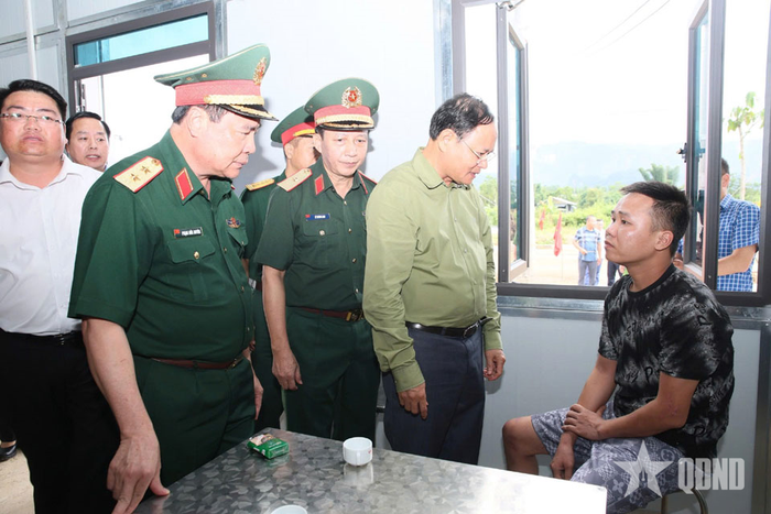  Đại diện lãnh đạo tỉnh Lai Châu và Quân khu 2 động viên người dân. 