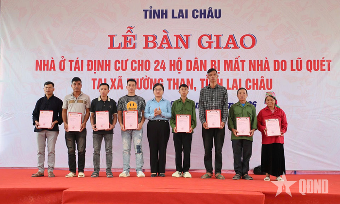  UBND tỉnh Lai Châu bàn giao Giấy chứng nhận quyền sử dụng đất cho người dân. 