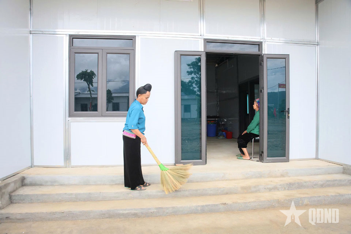 Người dân dọn nhà cửa tại nơi ở mới. 
