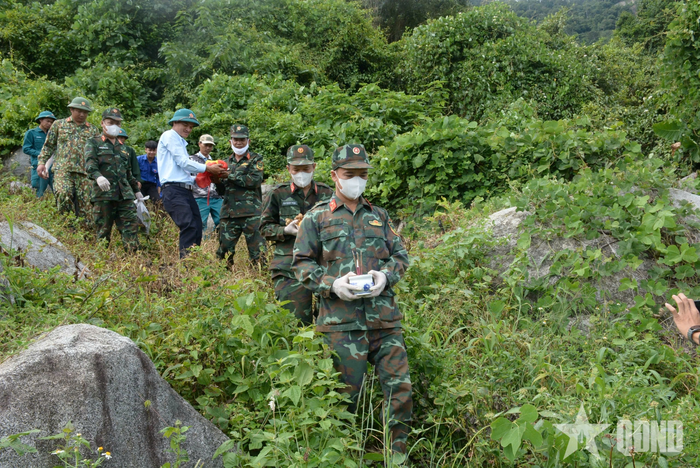  Cán bộ, chiến sĩ Đội K51 di chuyển hài cốt liệt sĩ. 