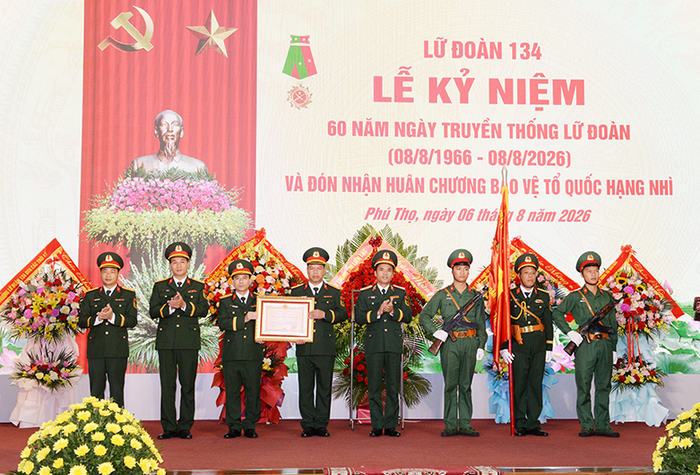 Thừa ủy quyền của Chủ tịch nước, Thiếu tướng Vũ Viết Hoàng, Tư lệnh Binh chủng TTLL trao Huân chương Bảo vệ Tổ quốc Hạng Nhì tặng Lữ đoàn 134.