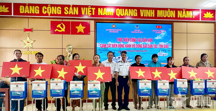  Ban tổ chức trao quà tặng gia đình đồng bào dân tộc thiểu số, gia đình chính sách và ngư dân có hoàn cảnh khó khăn.