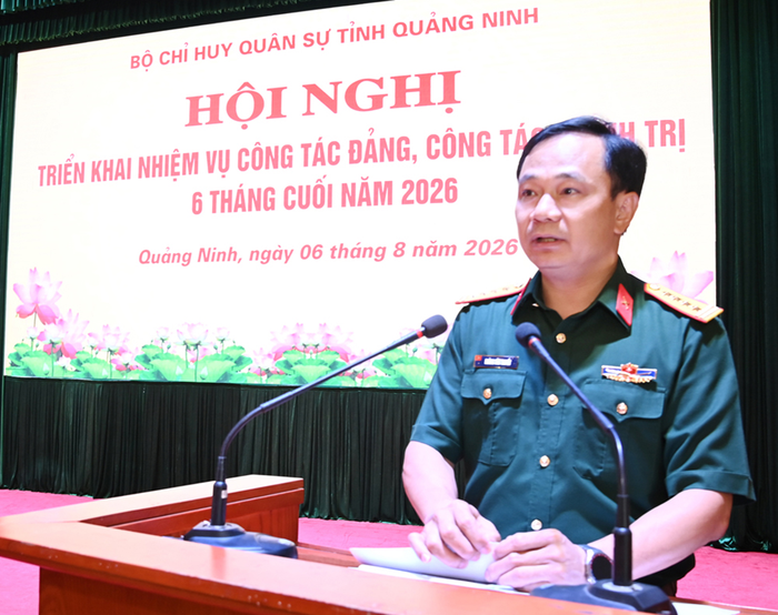 Đại tá Hoàng Văn Thuyết, Phó bí thư Thường trực Đảng ủy Quân sự tỉnh, Chính ủy Bộ CHQS tỉnh Quảng Ninh phát biểu tại hội nghị.
