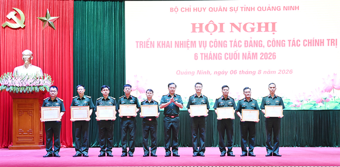 Đại tá Hoàng Văn Thuyết trao thưởng tặng các tập thể, cá nhân.
