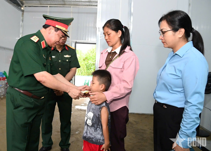 Trung tướng Phạm Đức Duyên thăm hỏi, tặng quà động viên các hộ dân. 