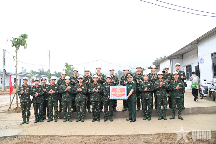 Đồng chí Chính ủy Quân khu 2 tặng quà động viên cán bộ, học viên Học viện Hậu cần. 