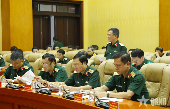 Các thành viên Ban chỉ đạo và chỉ huy đơn vị phát biểu tại hội nghị.