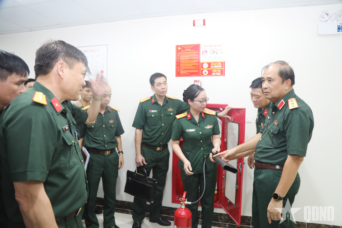 Thượng tướng Phùng Sĩ Tấn kiểm tra hệ thống cứu hỏa tại nhà công vụ Bộ Tổng Tham mưu.