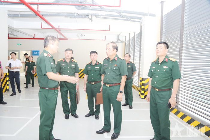 Thượng tướng Phùng Sĩ Tấn kiểm tra nhà để xe tại nhà công vụ.