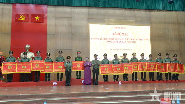 Ban tổ chức trao giải nhất, nhì, ba toàn đoàn nội dung quân sự, võ thuật tặng các đơn vị.