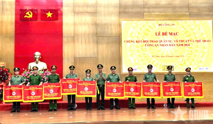 Ban tổ chức trao giải toàn đoàn tặng các đơn vị đạt thành tích cao các môn thể thao.