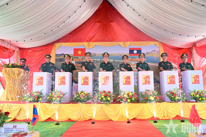 Đại tướng Nguyễn Trọng Nghĩa cùng Thượng tướng Vongsone Inpanphim và đại biểu hai bên thực hiện nghi thức bấm nút khởi công dự án.