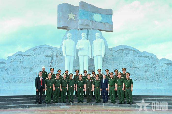 Đoàn cán bộ chính trị cấp cao Quân đội hai nước tại Công viên Hữu nghị Lào - Việt Nam.