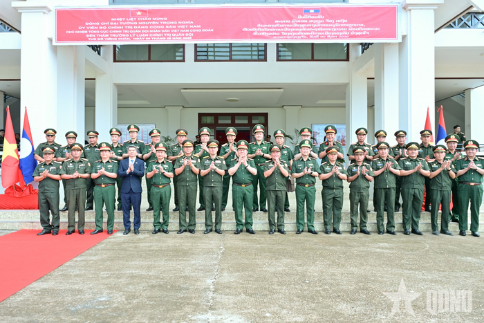 Đại tướng Nguyễn Trọng Nghĩa và đoàn cán bộ chính trị cấp cao QĐND Việt Nam đến thăm Trường Lý luận Chính trị QĐND Lào.