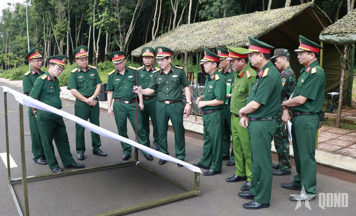 Thiếu tướng Phan Đại Nghĩa (thứ 6 từ trái qua), Phó tư lệnh, Tham mưu trưởng Quân khu 5 thông qua phương án thực binh.