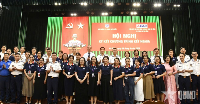  Đại biểu Vùng Cảnh sát biển 2, Hải đoàn 21 và cán bộ, giáo viên Phân hiệu Học viện Hành chính và Quản trị công tại thành phố Đà Nẵng. 