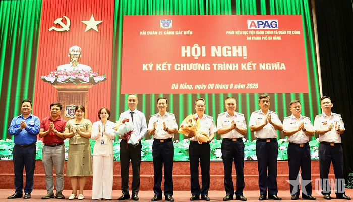  Đại tá Trần Hồng Quế (thứ 6 từ trái qua), Phó chính ủy Vùng Cảnh sát biển 2 tặng hoa chúc mừng hội nghị thành công. 