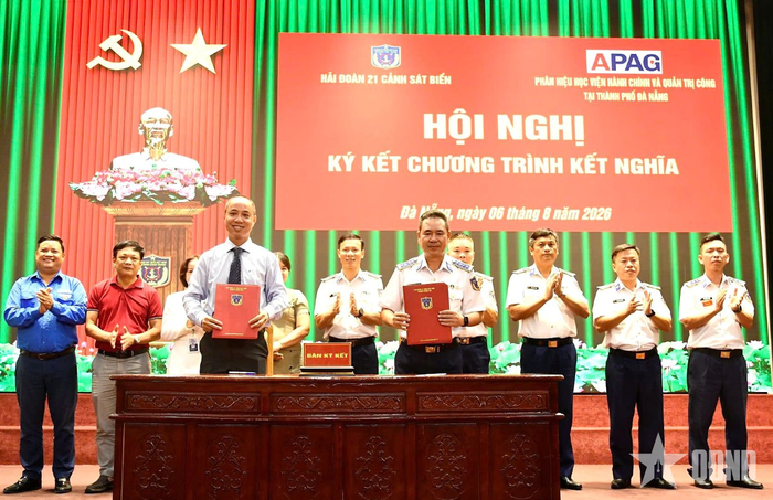  Đại diện lãnh đạo Hải đoàn 21 và Phân hiệu Học viện Hành chính và Quản trị công tại thành phố Đà Nẵng ký kết chương trình kết nghĩa. 