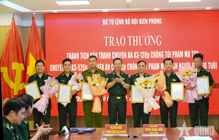  Thủ trưởng Bộ tư lệnh Bộ đội Biên phòng trao thưởng tặng các tập thể.