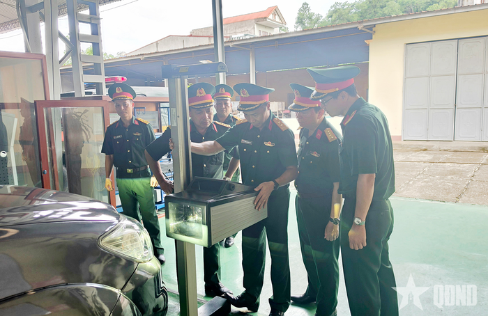 Đoàn công tác kiểm tra công tác đăng kiểm xe quân sự tại Trạm Kiểm định số 05 (Cục Hậu cần - Kỹ thuật Quân khu 1).