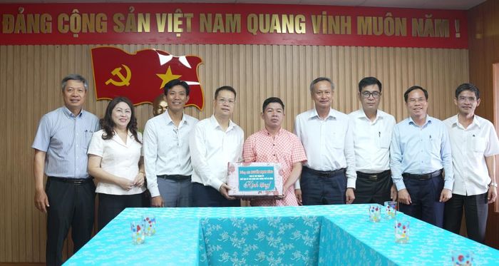 Chủ tịch UBND thành phố thăm, tặng quà động viên cán bộ Trung tâm Phát triển sâm Ngọc Linh và Dược liệu.