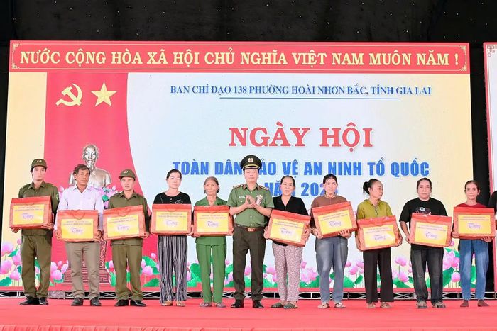 Thượng tướng Đặng Hồng Đức- Thứ trưởng Bộ Công an tặng quà cho các cá nhân có thành tích xuất sắc trong xây dựng phong trào Toàn dân bảo vệ an ninh Tổ quốc phường Hoài Nhơn Bắc.