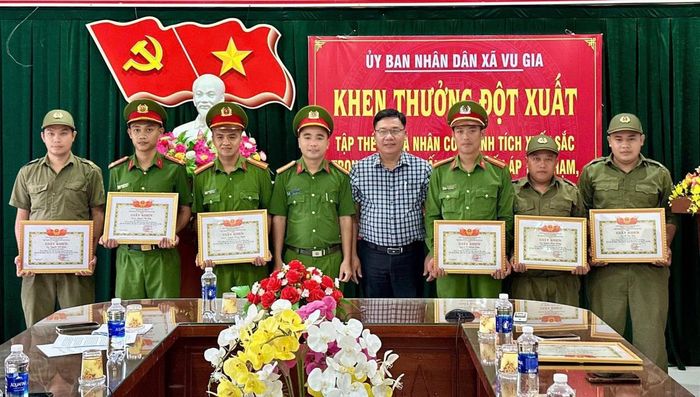 Các cá nhân được khen thưởng về thành tích xuất sắc trong công tác tấn công, trấn áp tội phạm.