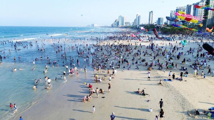 Bãi biển Đà Nẵng đông du khách trong cao điểm mùa hè.