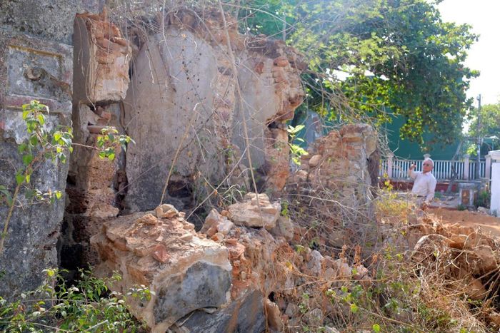 Một góc di tích Đài Tiếng nói Nam Bộ đã hư hỏng, xuống cấp.