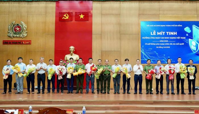 Lãnh đạo thành phố, Công an thành phố Đà Nẵng tặng hoa chúc mừng ra mắt Tổ chuyên gia an ninh mạng thành phố Đà Nẵng