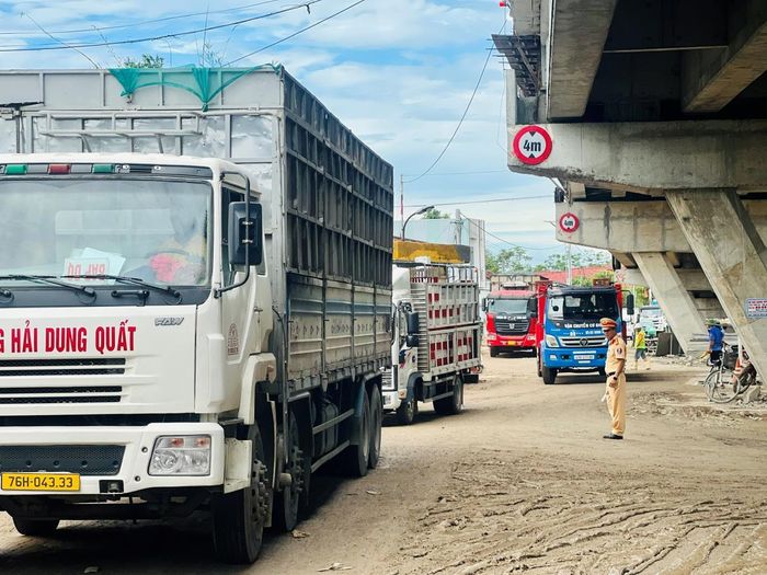 Cảnh sát giao thông tiến hành phân luồng phương tiện.