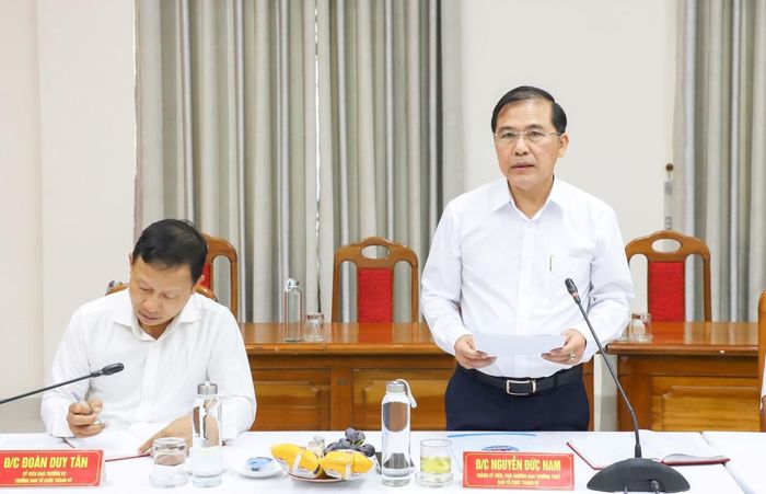 Phó Trưởng ban Thường trực Ban Tổ chức Thành ủy Nguyễn Đức Nam báo cáo tại buổi làm việc