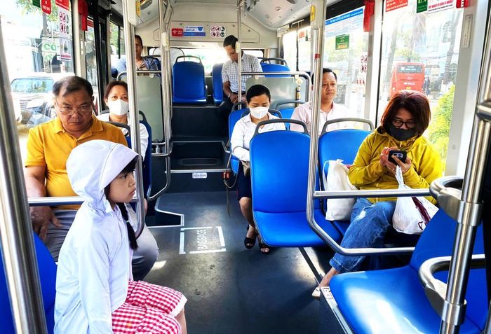Nhiều người dân đi xe buýt điện trên tuyến Sân bay Quốc tế Đà Nẵng – Đại học Công nghệ thông tin và truyền thông Việt Hàn hiện nay.