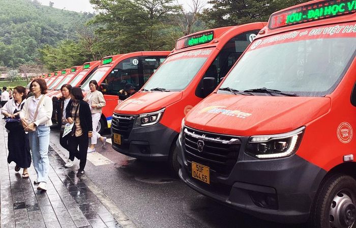 Các phương tiện xe buýt chạy xăng trên tuyến Sân bay quốc tế Đà Nẵng - Khu du lịch Bà Nà hiện naysẽ dần được thay thê bằng xe buýt điện trong lộ trình chuyển đổi từ nay đến năm 2027.