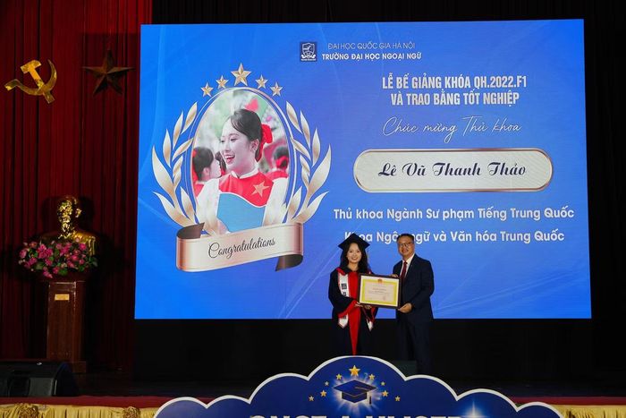 Thanh Thảo nhận Bằng khen tốt nghiệp xuất sắc và thủ khoa ngành đào tạo tại lễ tốt nghiệp.