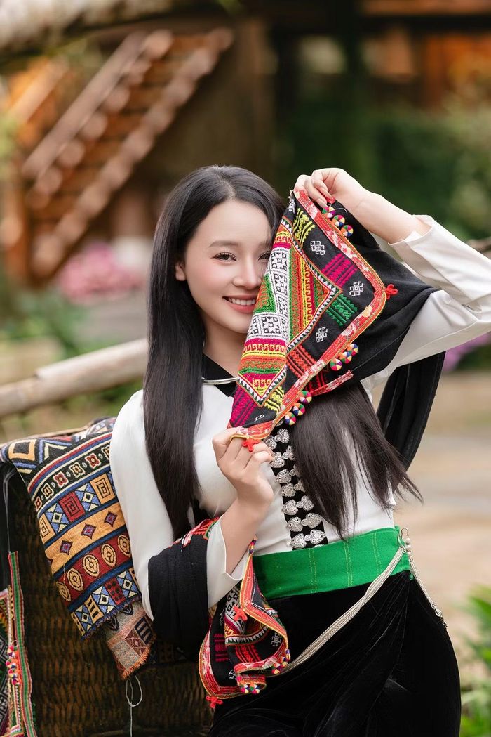 Đối với Huyền Nhi, mỗi chi tiết trên bộ trang phục đều là một mảnh ghép quan trọng, giúp cô cảm nhận rõ hơn về cội nguồn dân tộc.