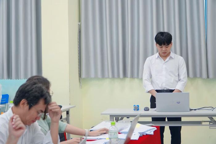 Trọng Hiếu bảo vệ khóa luận tốt nghiệp năm 2026 tại Phân hiệu trường ĐH Thủy lợi.