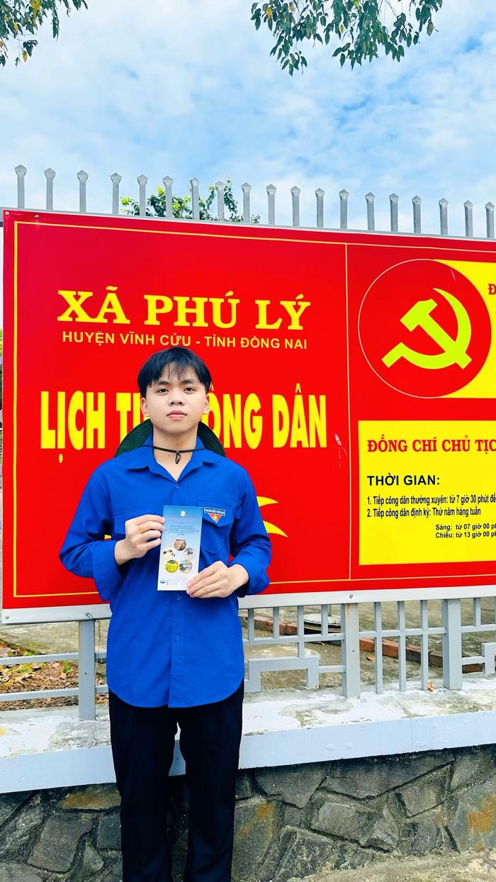Trọng Hiếu tham gia chiến dịch tình nguyện 'Mùa Hè Xanh' tại tỉnh Đồng Nai.